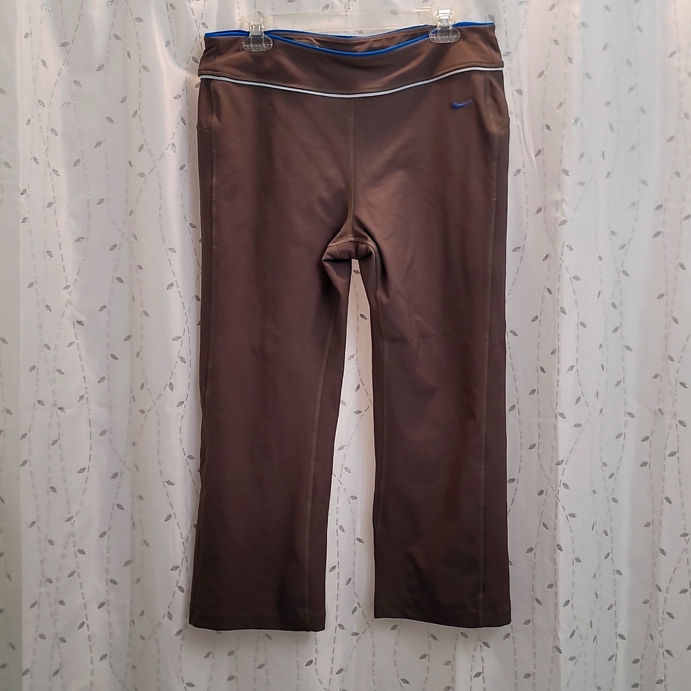 Nike Fit Dry Legend 2.0 workout Capri. Womens size Large (12-14)